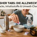 Frau legt Spülmaschinentab in Schüssel, in der Küche.