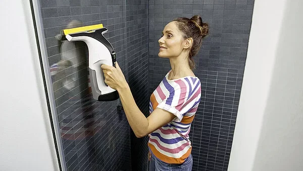 Frau putzt Dusche