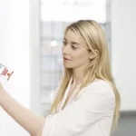 frau repariert schaden an wand